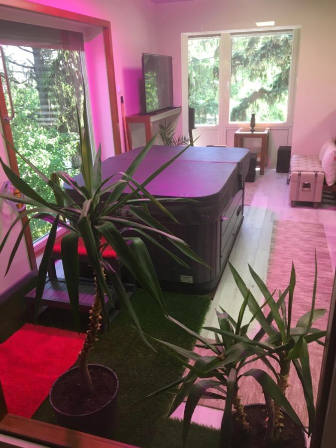 E 14 Aparthotel Berekfürdő Exteriör bild