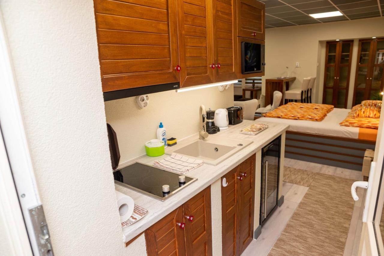 E 14 Aparthotel Berekfürdő Exteriör bild
