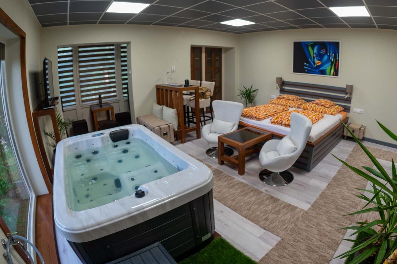 E 14 Aparthotel Berekfürdő Exteriör bild