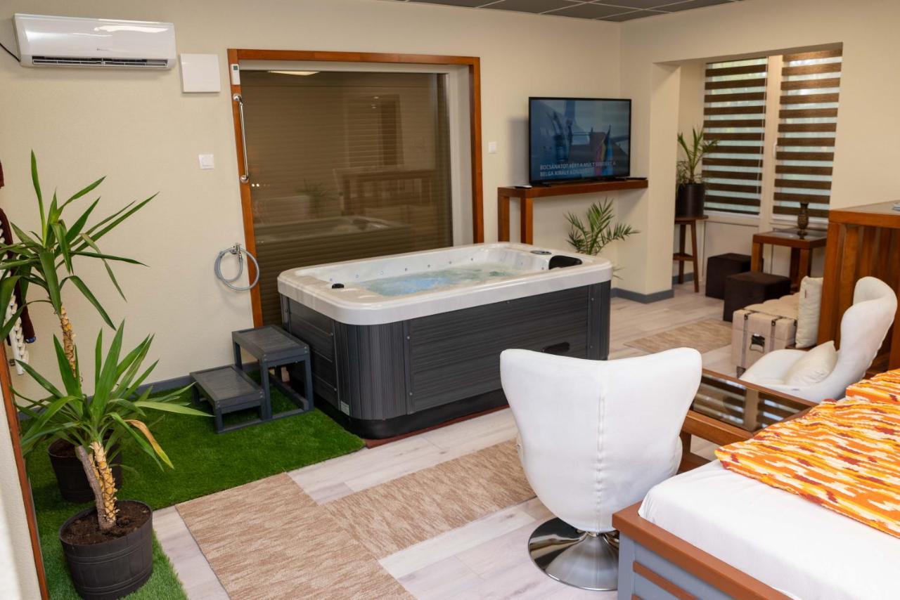 E 14 Aparthotel Berekfürdő Exteriör bild